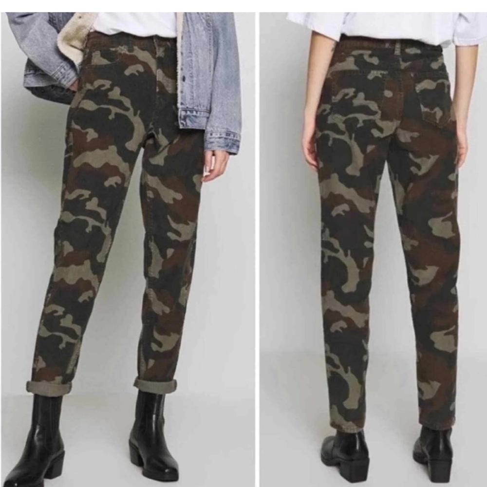 American Eagle Camo Corduroy size 6
